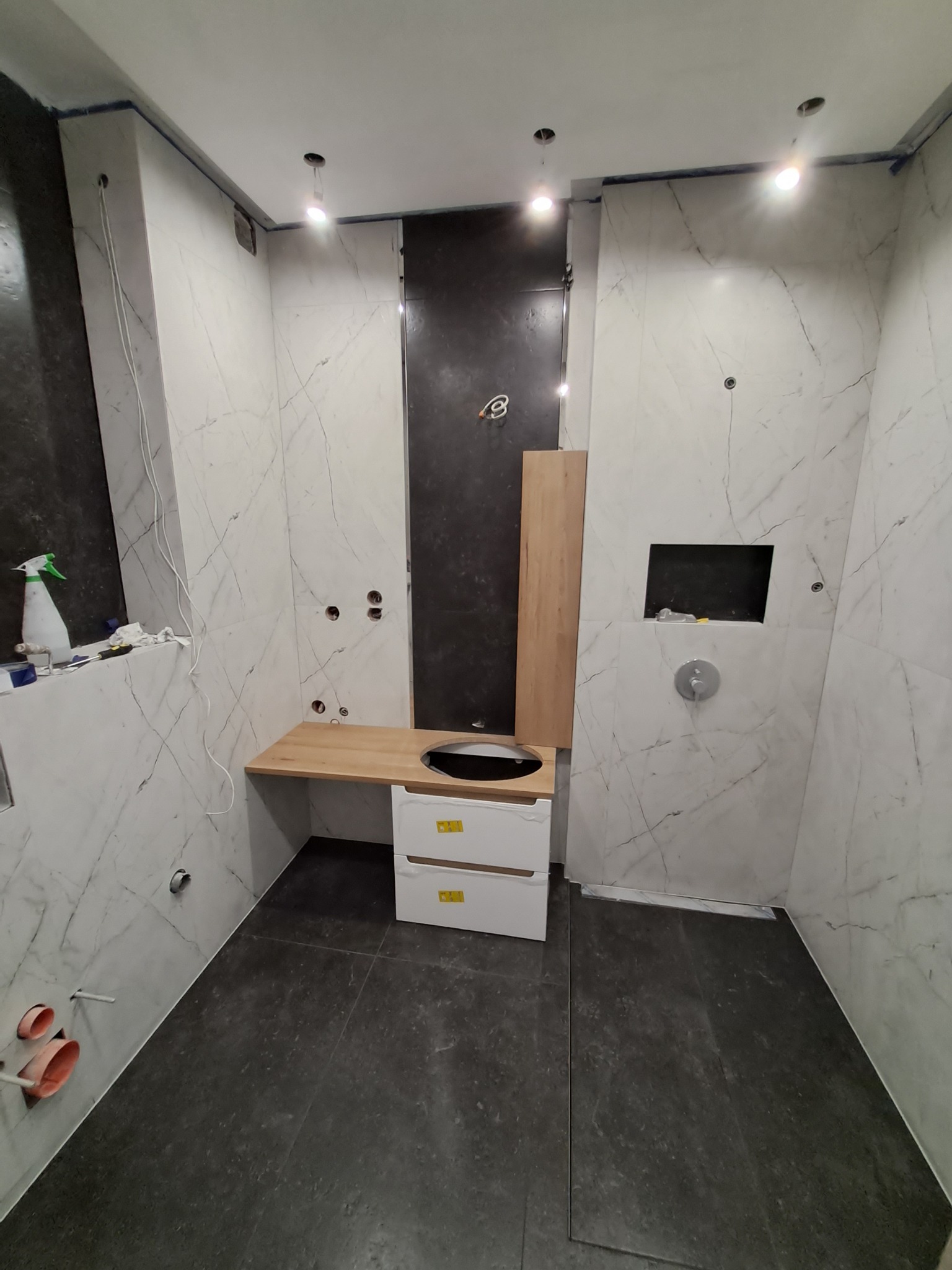 Wykończona łazienka – płytki wielkoformatowe